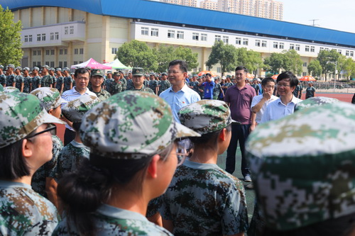 刘晓东校长看望军训教官和新生